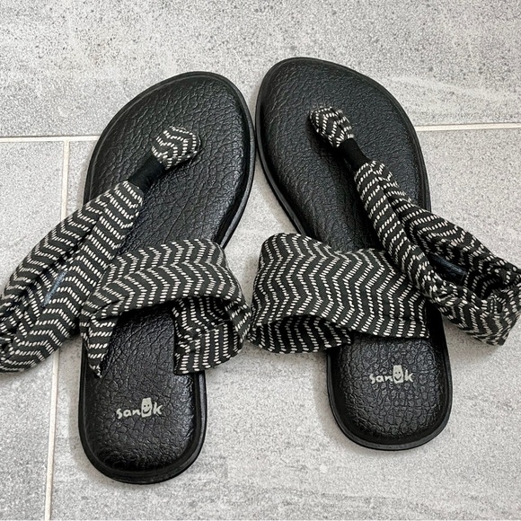 Sanuk Yoga Sling Sandals with a Black and White Pattern Size 8 - Picture 4 of 7